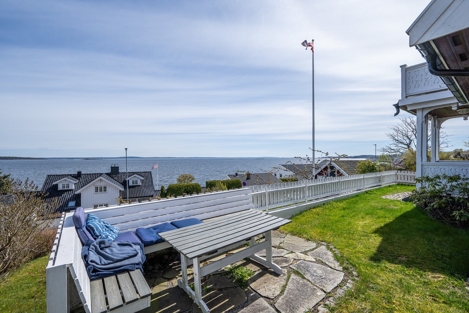 Her bor du med en storslagen utsikt over Oslofjorden, med kyststien og badestrand rett utenfor døren. Galleribilde