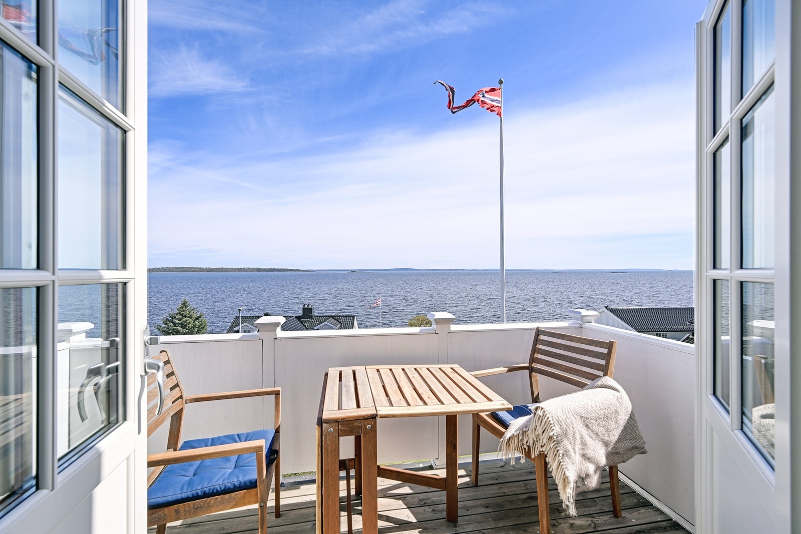 Balkongen i andre etasje har en fantastisk utsikt over fjorden. Galleribilde