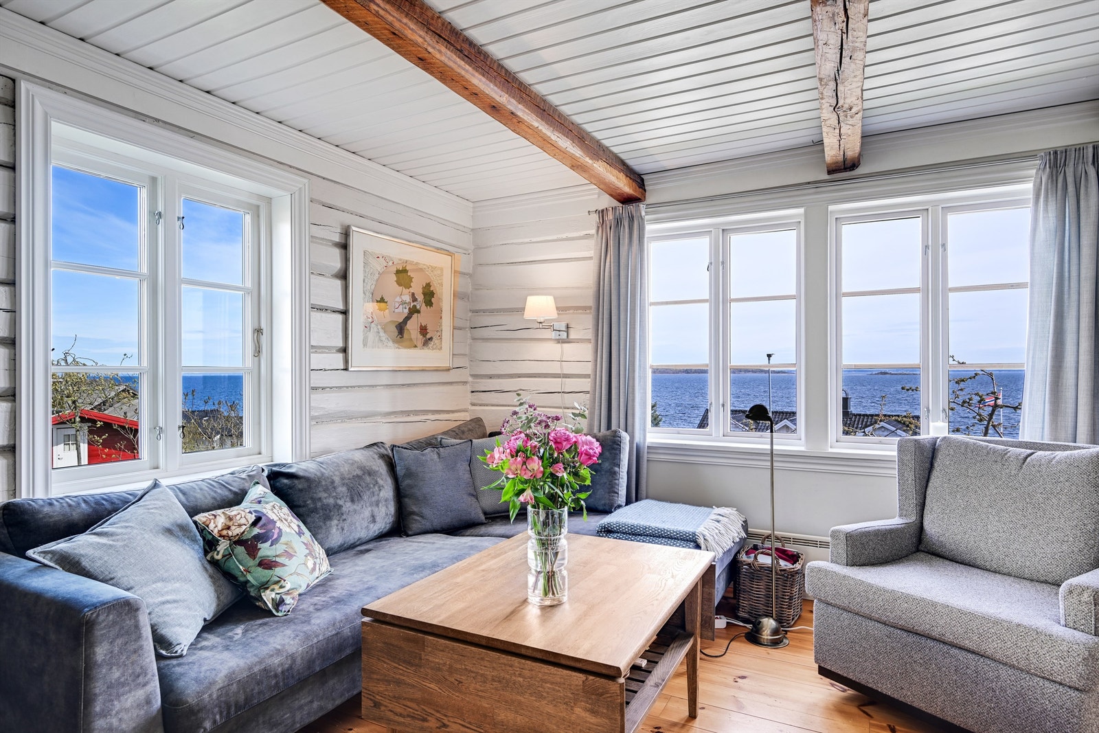 Både inne og ute kan du nyte den flotte utsikten over Oslofjorden. Galleribilde