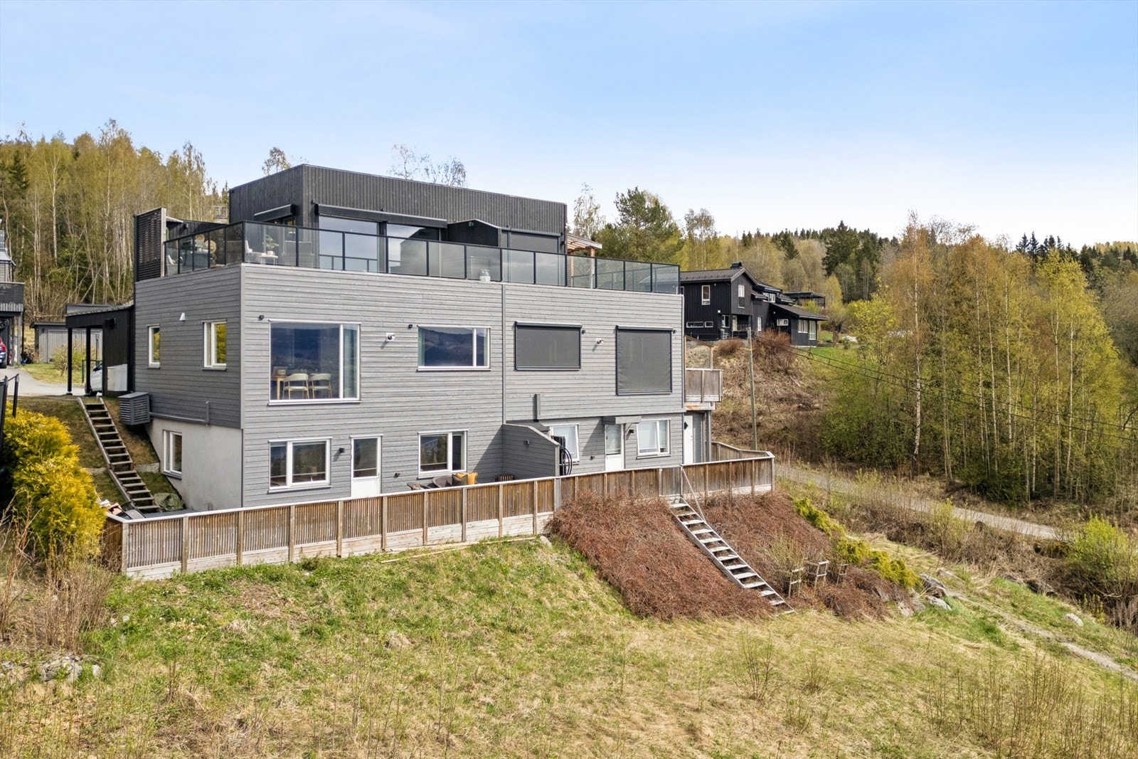 Moderne fasade med liggende trekledning som nylig er beiset. Galleribilde