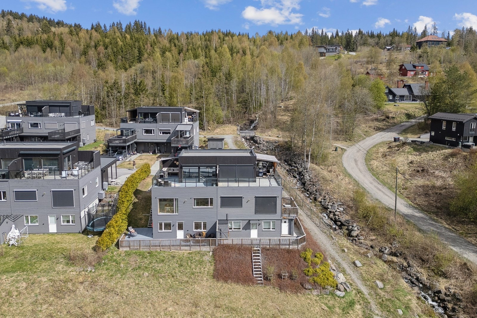 Beliggenheten i Nordre Ål gir kort vei til både Nordre Ål barneskole og NTG. Galleribilde