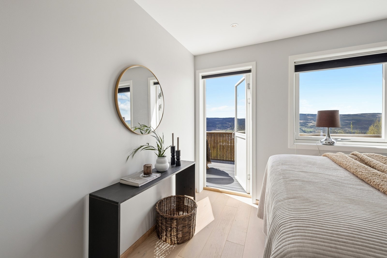 Fra ett av soverommene er det direkte utgang til den vestvendte terrassen i underetasjen. Galleribilde