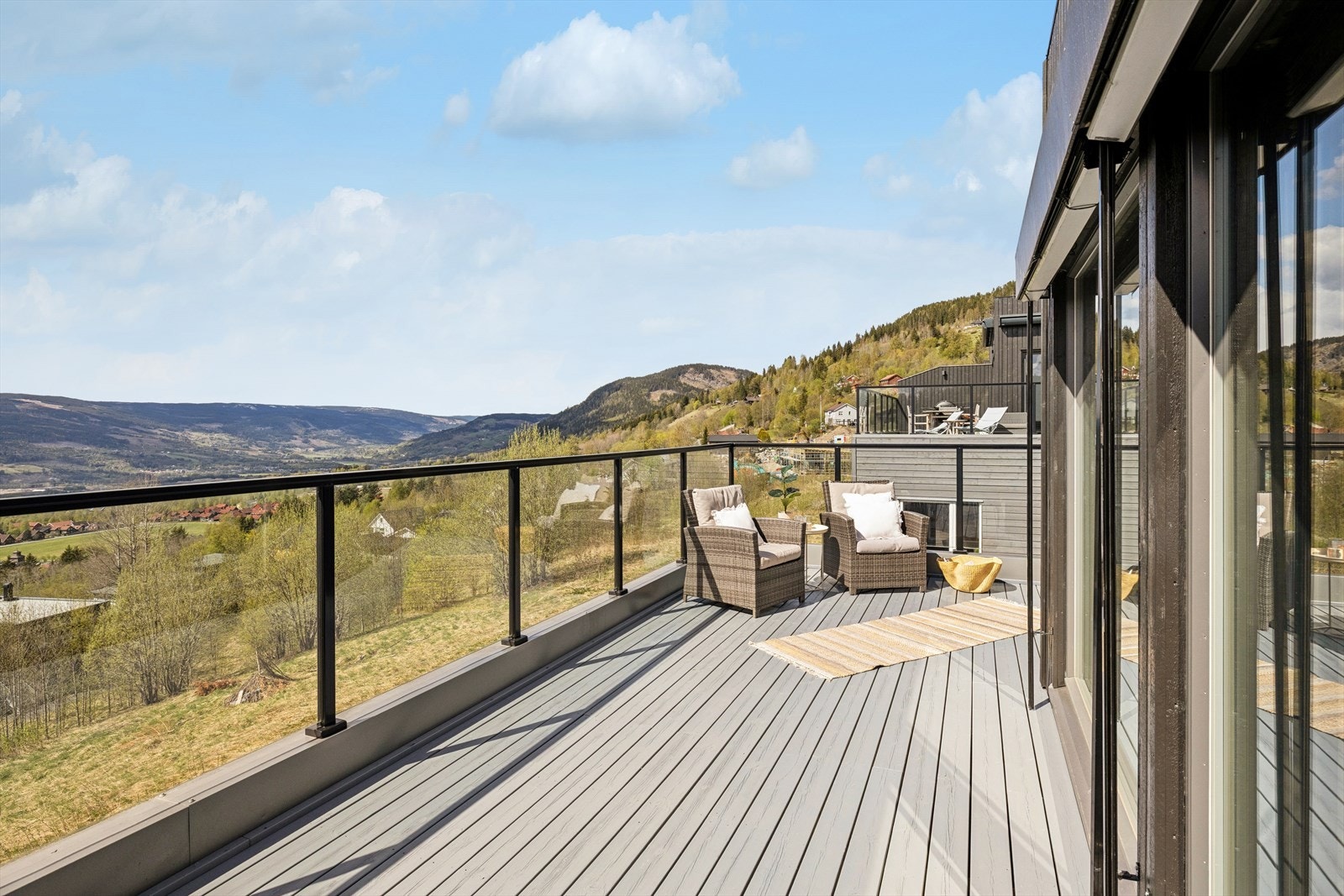 Takterrassen er en fantastisk forlengelse av stuen, med god plass til flere sittegrupper. Galleribilde