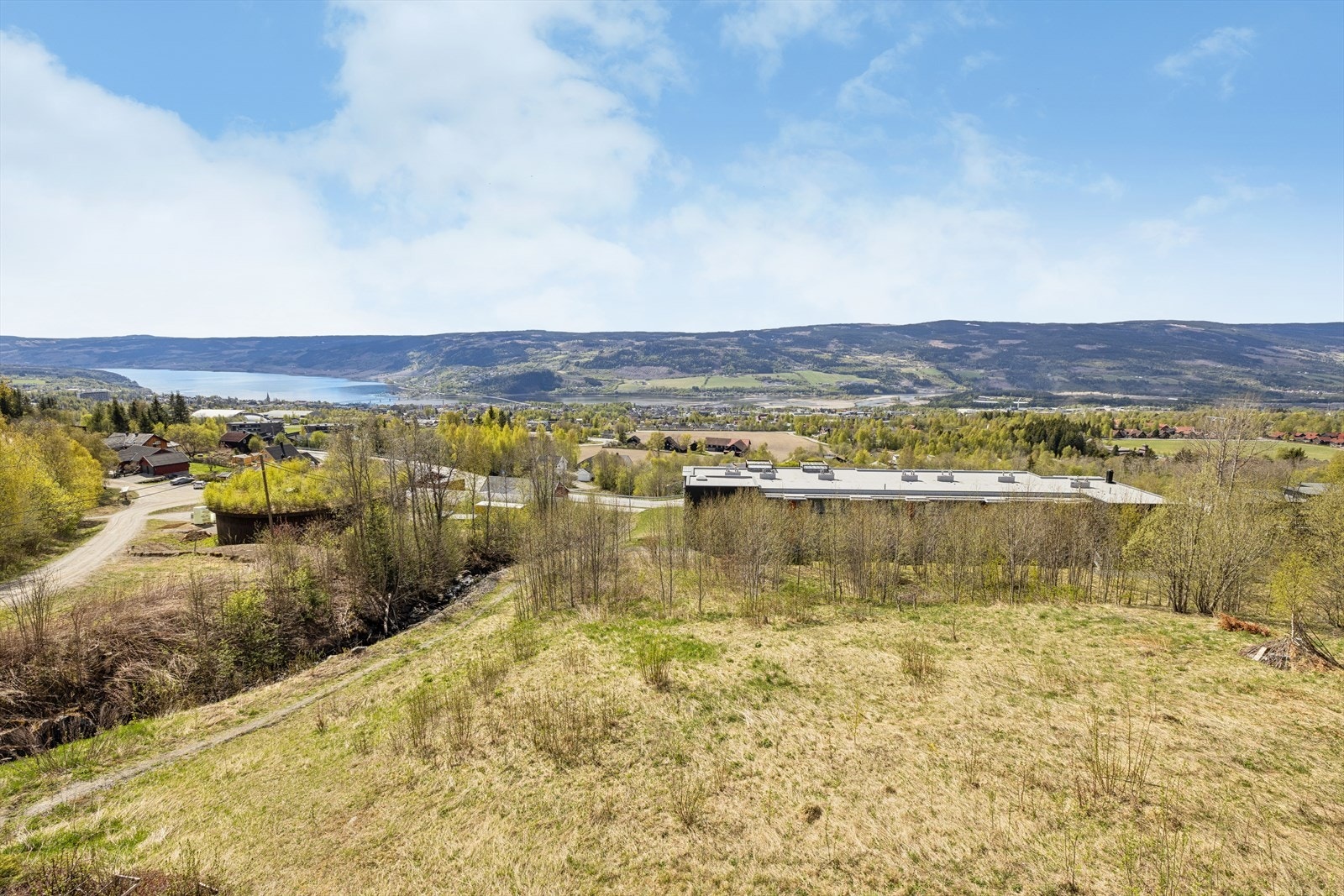 Fra eiendommen er det umiddelbar nærhet til flotte turområder, og Birkebeineren skistadion er like i nærheten. Galleribilde