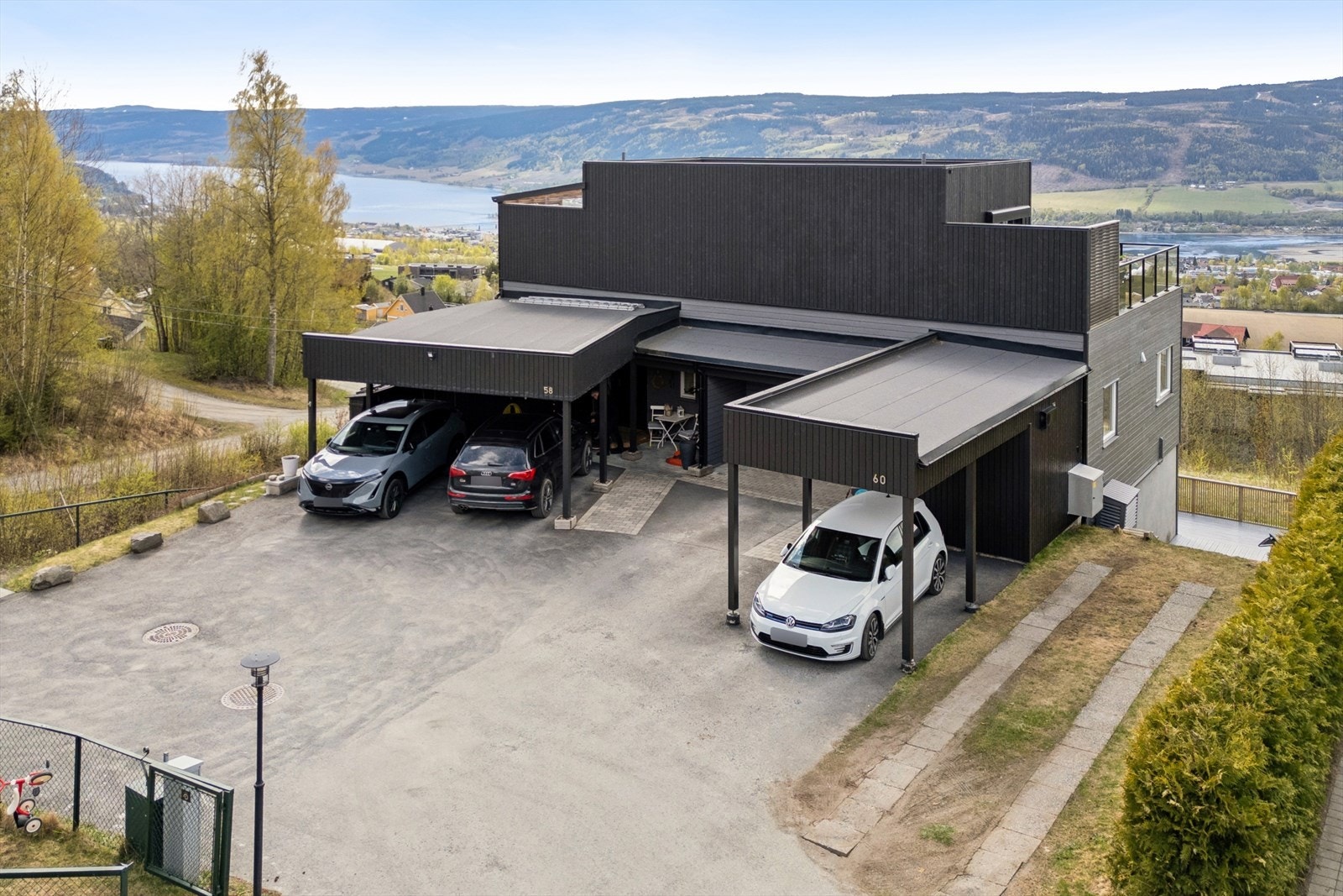 Boligen er en del av sameiet Lillehammer Panorama III, med halvårlig felleskostnad pt. på 3 300. Galleribilde
