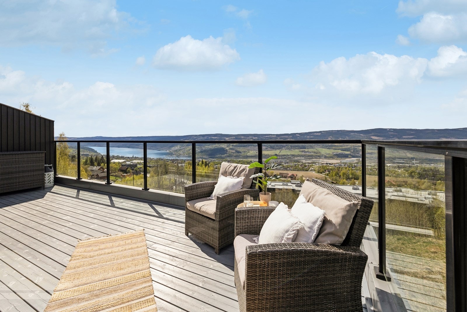 Stor, vestvendt takterrasse med rekkverk i glass og metall. Herfra kan du nyte den herlige utsikten uhindret. Galleribilde
