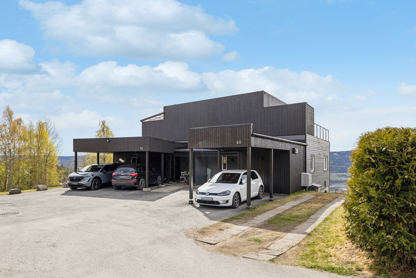 Eiendommen har egen carport i tilknytning til inngangspartiet. Galleribilde