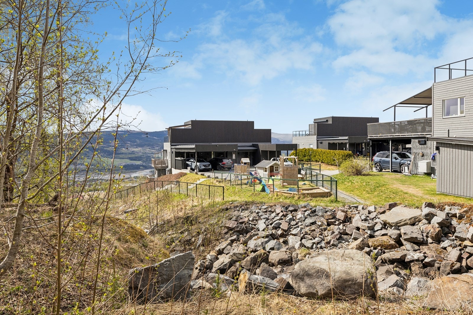 Barnevennlig område med felles lekeplass rett utenfor. Galleribilde