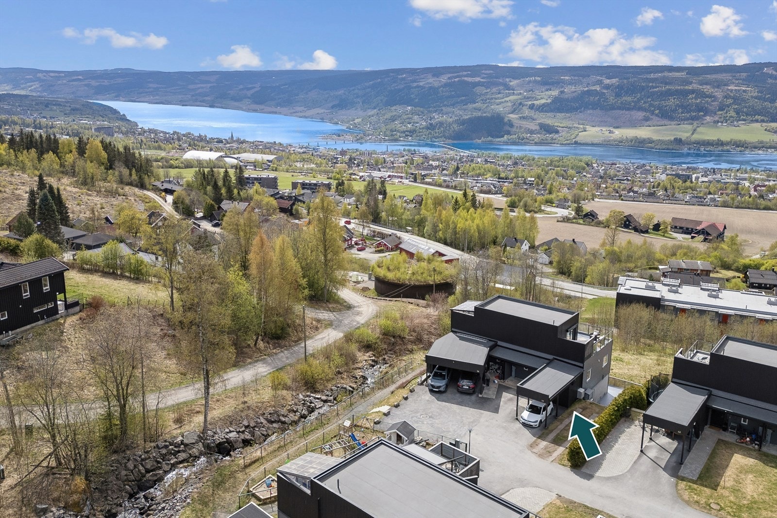 Halvpart av tomannsbolig med fin beliggenhet og flott utsikt. Galleribilde
