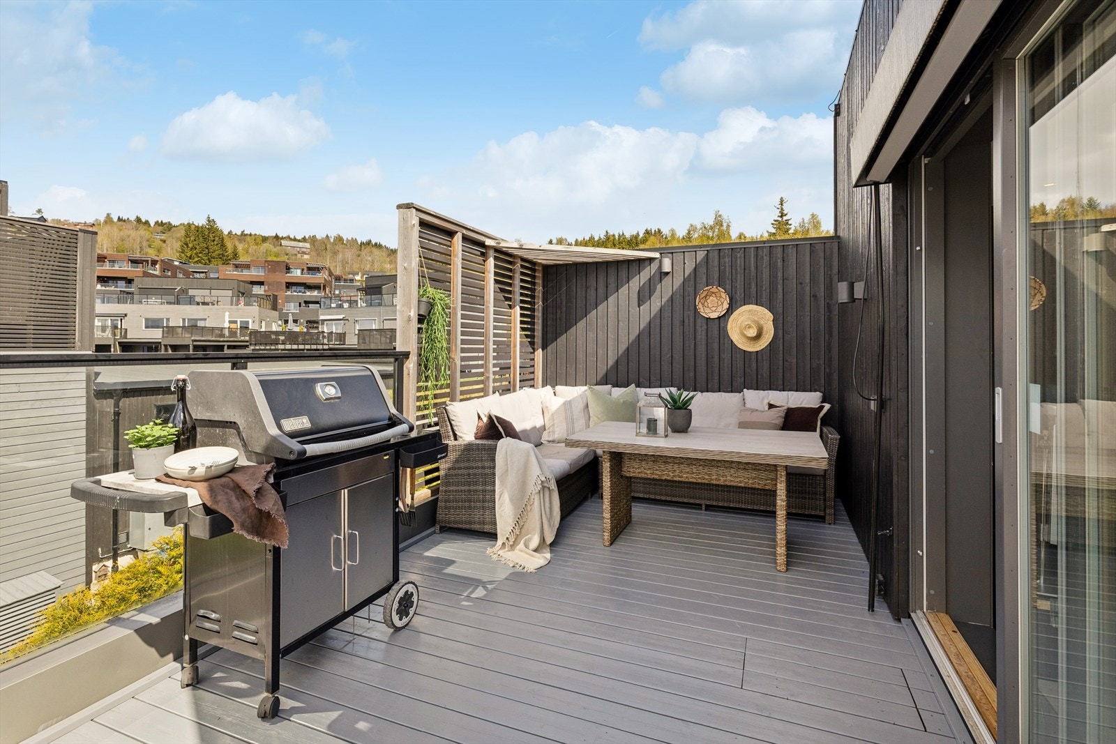 En lun og usjenert krok på takterrassen, perfekt for sosiale sammenkomster. Galleribilde