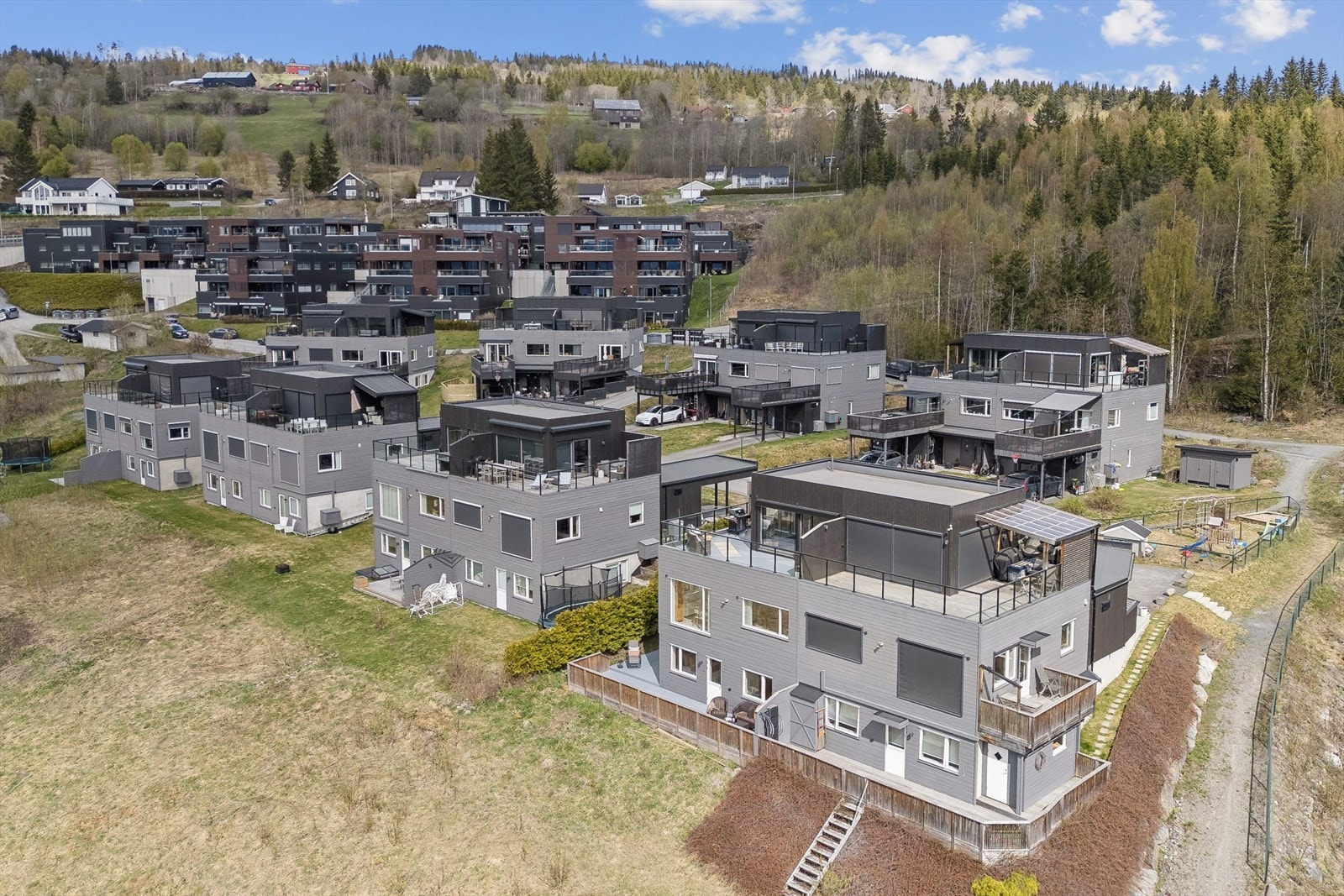 Boligen ligger høyt og fritt til i et attraktivt og fredelig område i Nordre Ål. Galleribilde