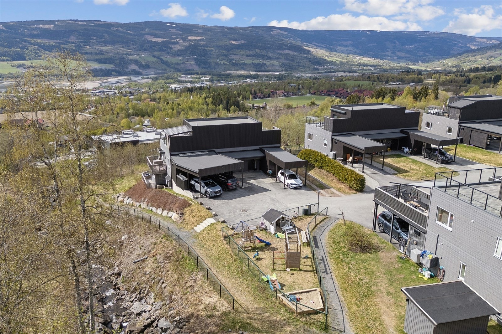 Et rolig og etablert boligområde nord og opp for sentrum med nærhet til flotte turområder. Galleribilde
