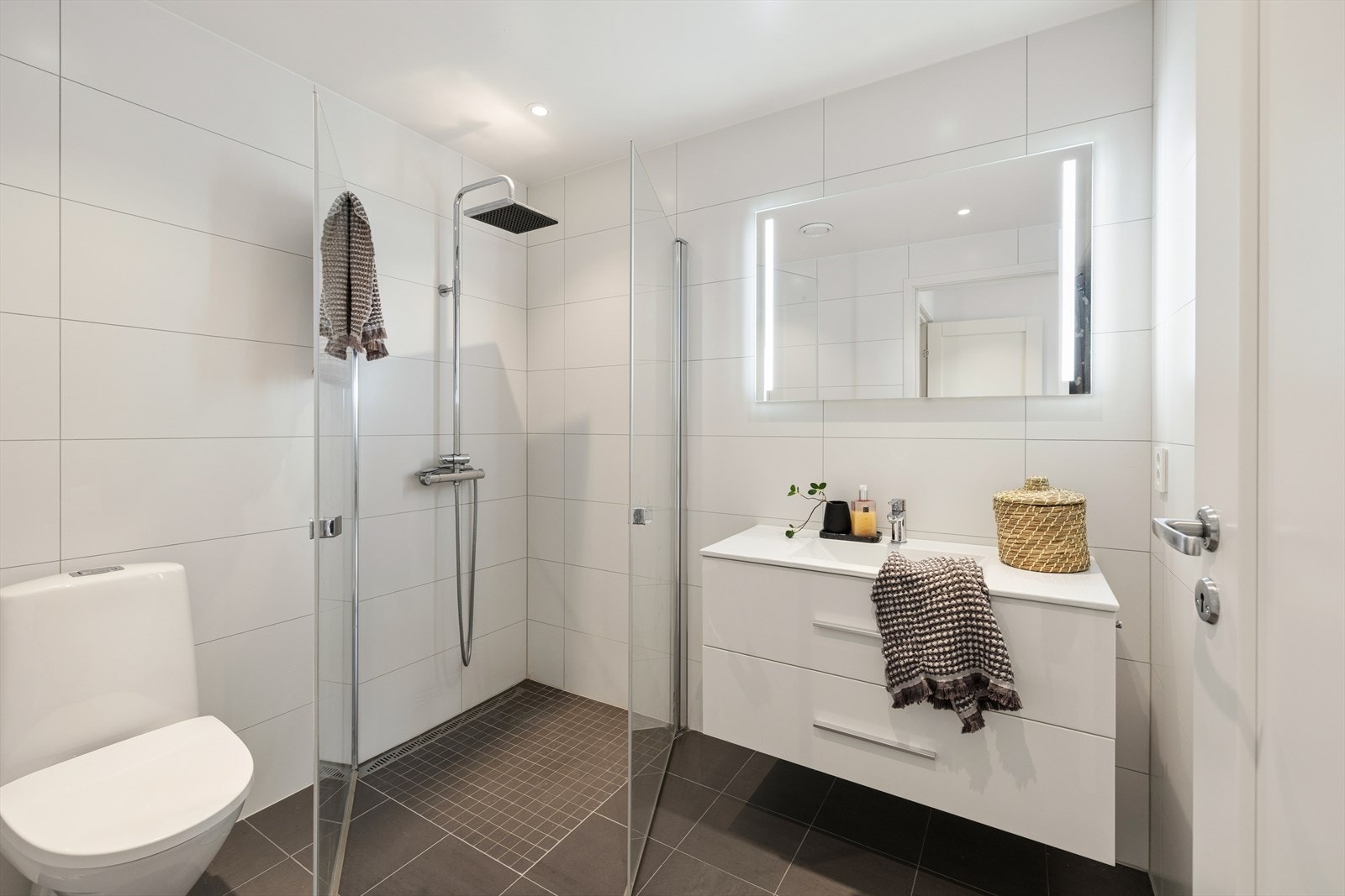 Begge bad har varme i gulv og downlights i himling. Dette badet ligger i underetasjen. Galleribilde