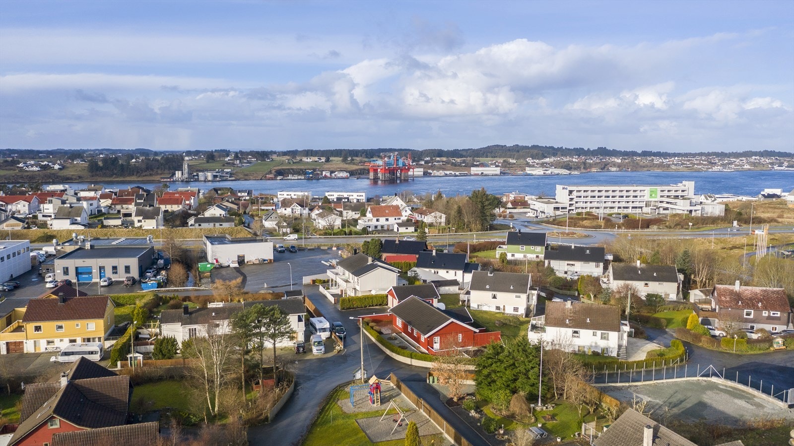 Fra boligen er det gangavstand til Norheim med blant annet Oasen Storsenter, legesenter, tannlege, butikker og bensinstasjon. Her bor du sentralt med kort vei til det aller meste av servicetilbud og fasiliteter. Galleribilde