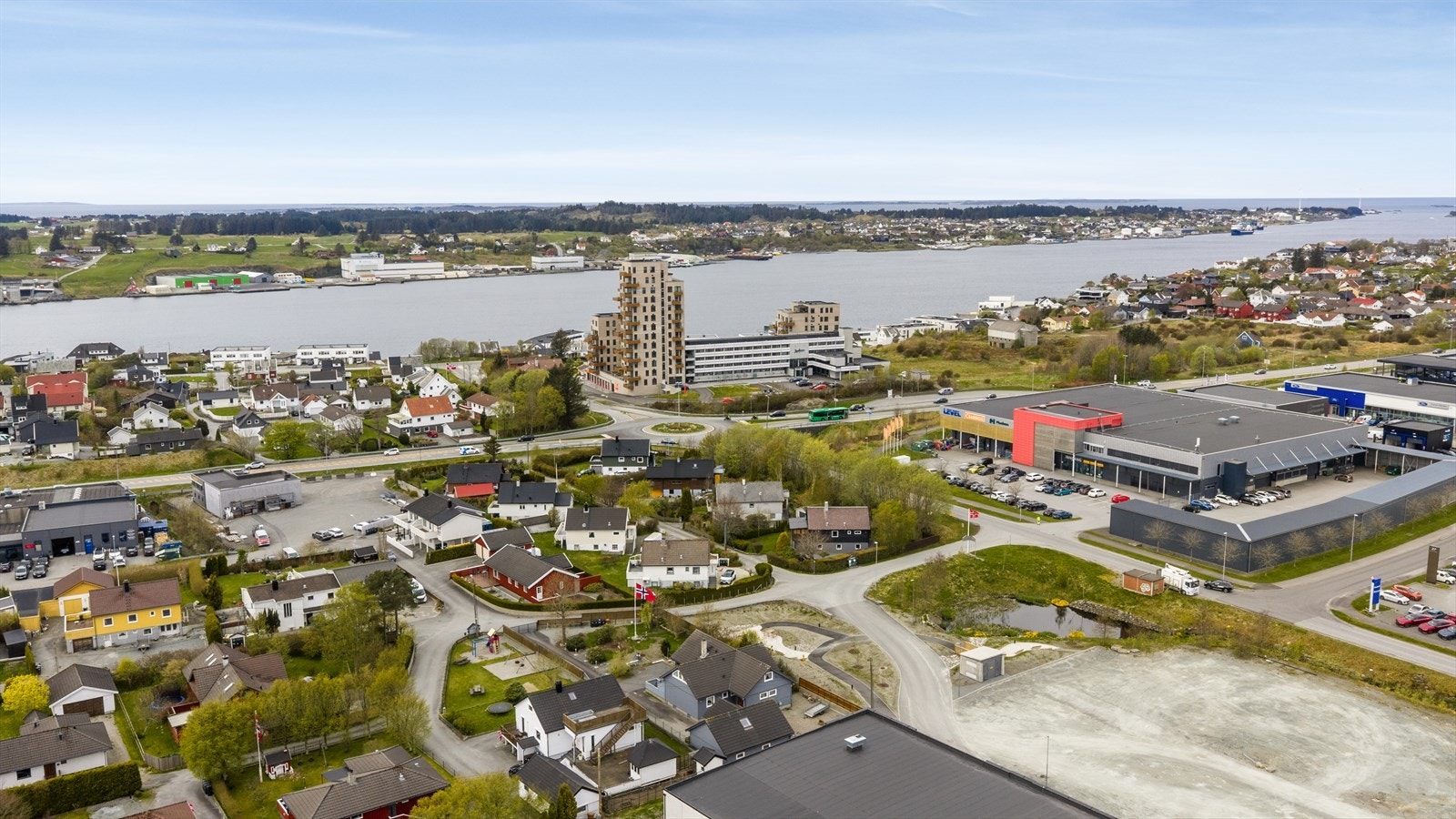 Like i nærheten finner du også det nye veisystemet mot Raglamyr, Bokn og øvrige deler av Karmøy, som gir enkel tilgang til regionens handels- og arbeidsområder. Galleribilde