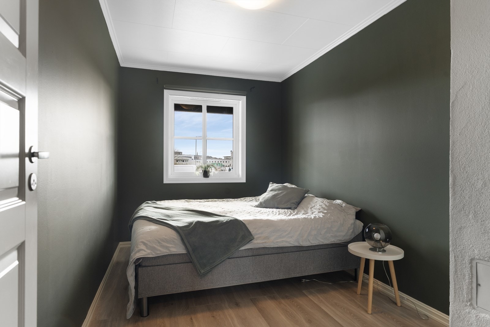 Soverom innredet i moderne farger som gir en lun og behagelig atmosfære. Galleribilde
