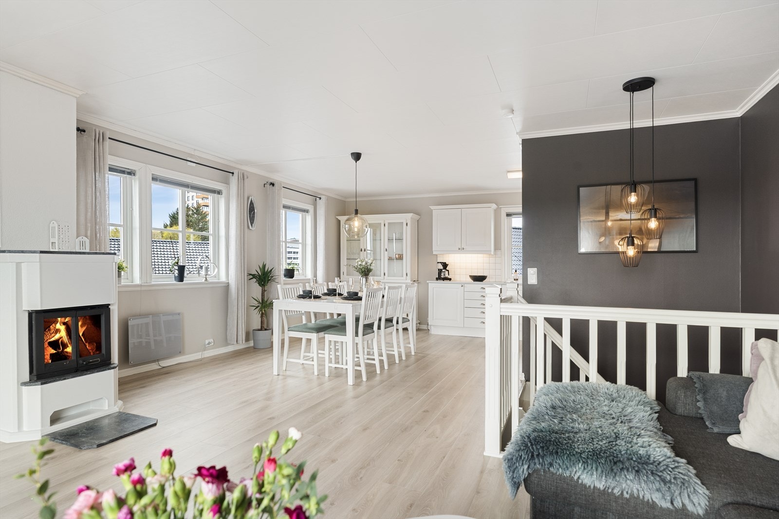 Lys og romslig stue med store vindusflater som slipper inn rikelig med naturlig lys. Galleribilde