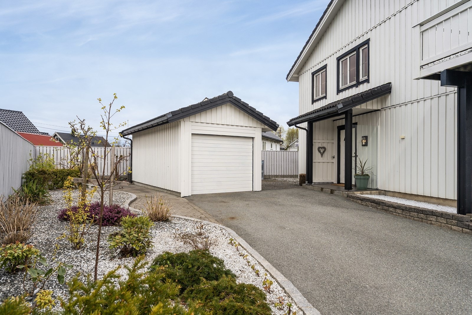 Det er asfaltert gårdsrom og tilhørende garasje på 17 kvm med automatisk portåpner. Galleribilde