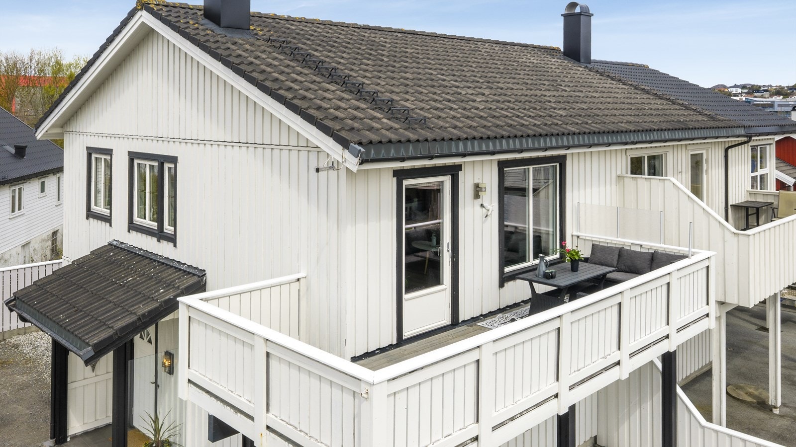 Romslig terrasse med god plass til utemøbler og hyggelige sammenkomster. Galleribilde