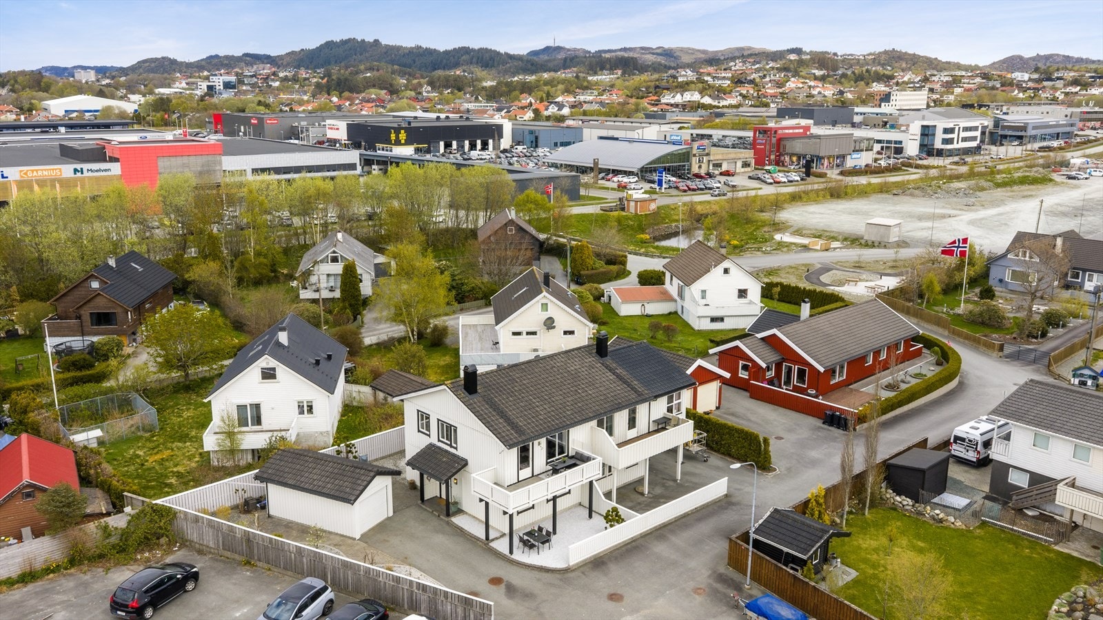 Vahaugvegen 37A har en attraktiv og familievennlig beliggenhet på Norheim, fint plassert i enden av en rolig gate uten gjennomgangstrafikk. Galleribilde