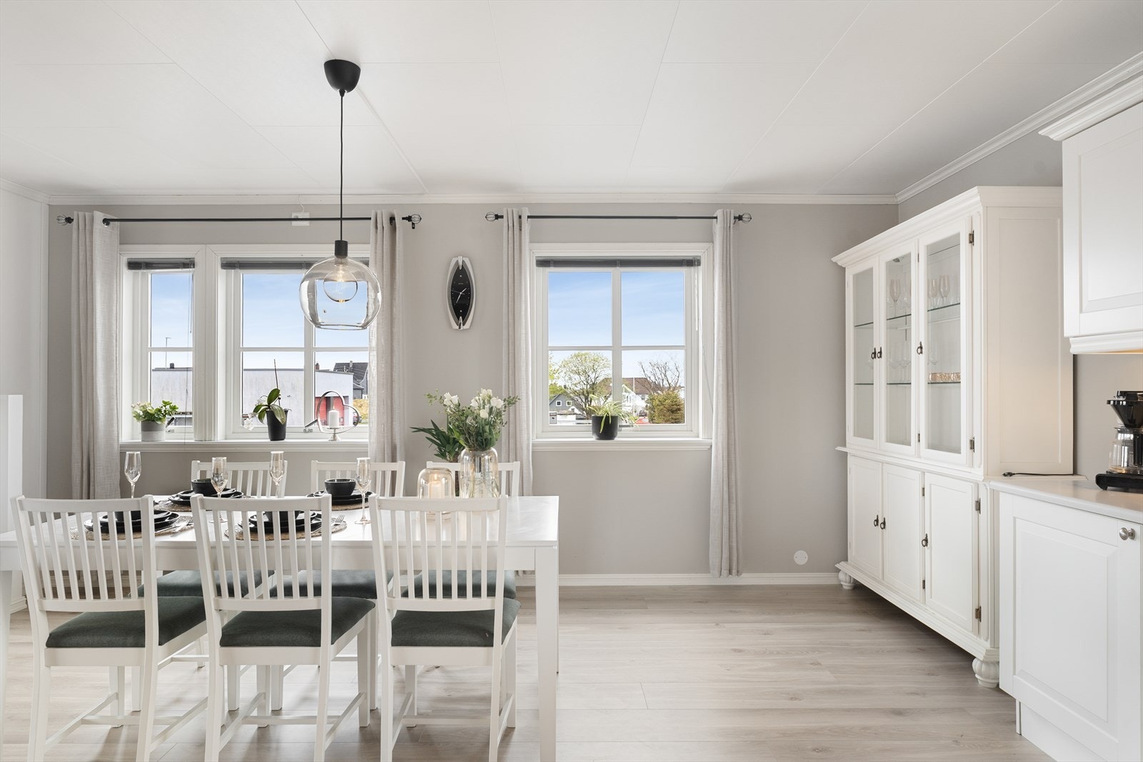 Rommet har en praktisk planløsning med gode soner for både måltider og avslapning. Galleribilde