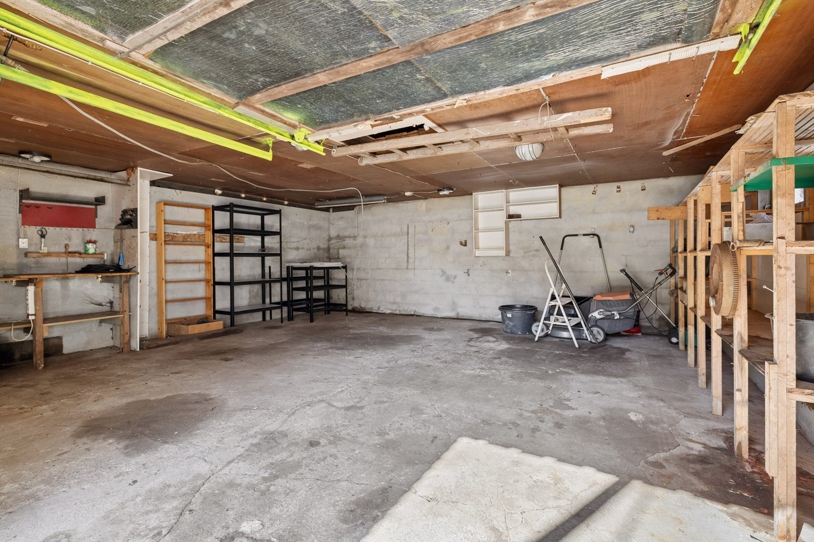 Romslig garasje med gulv i mur og god plass til lagring. Galleribilde