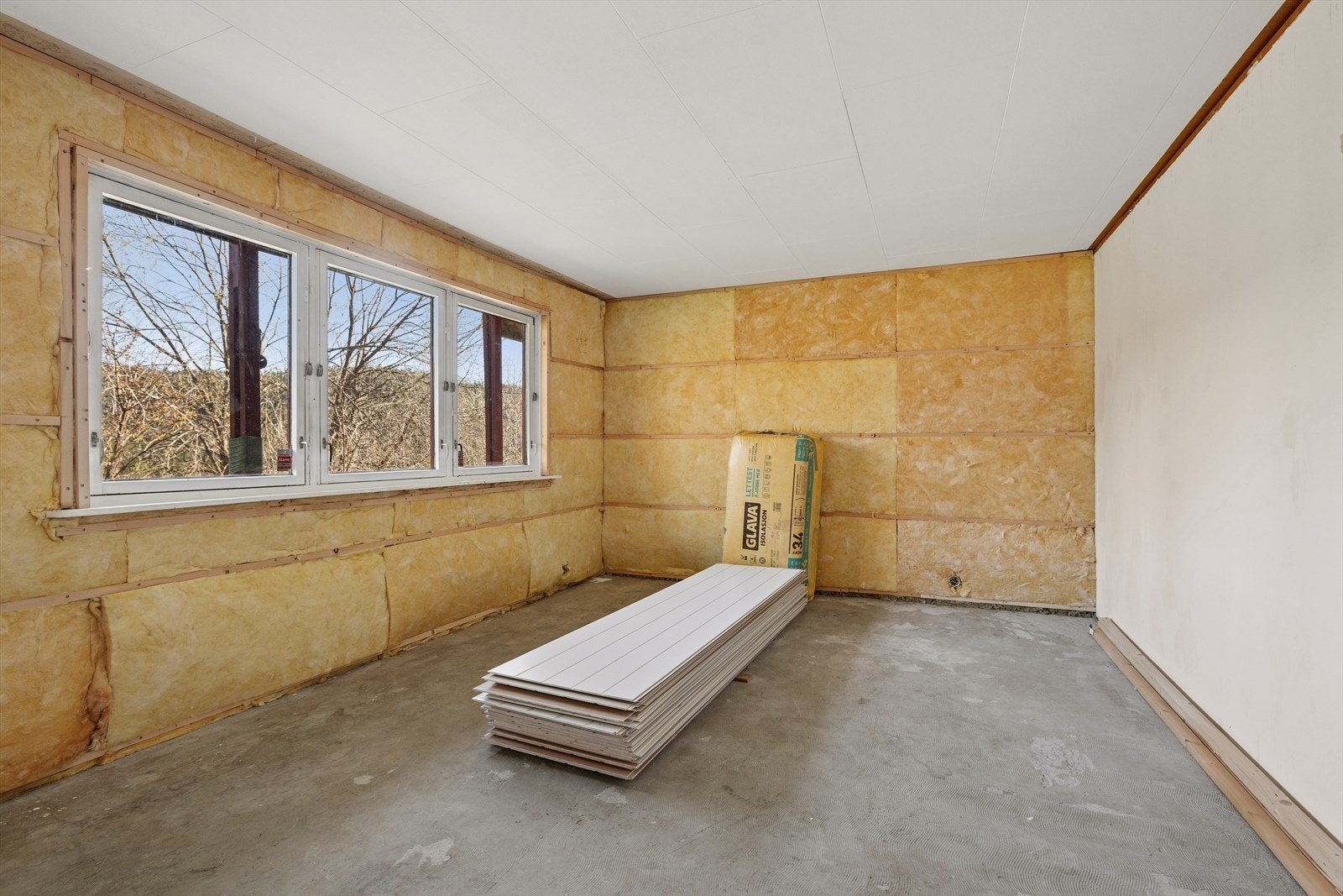 Rom klargjort for isolering og ferdigstillelse. Dette er stue i utleiedel. Galleribilde