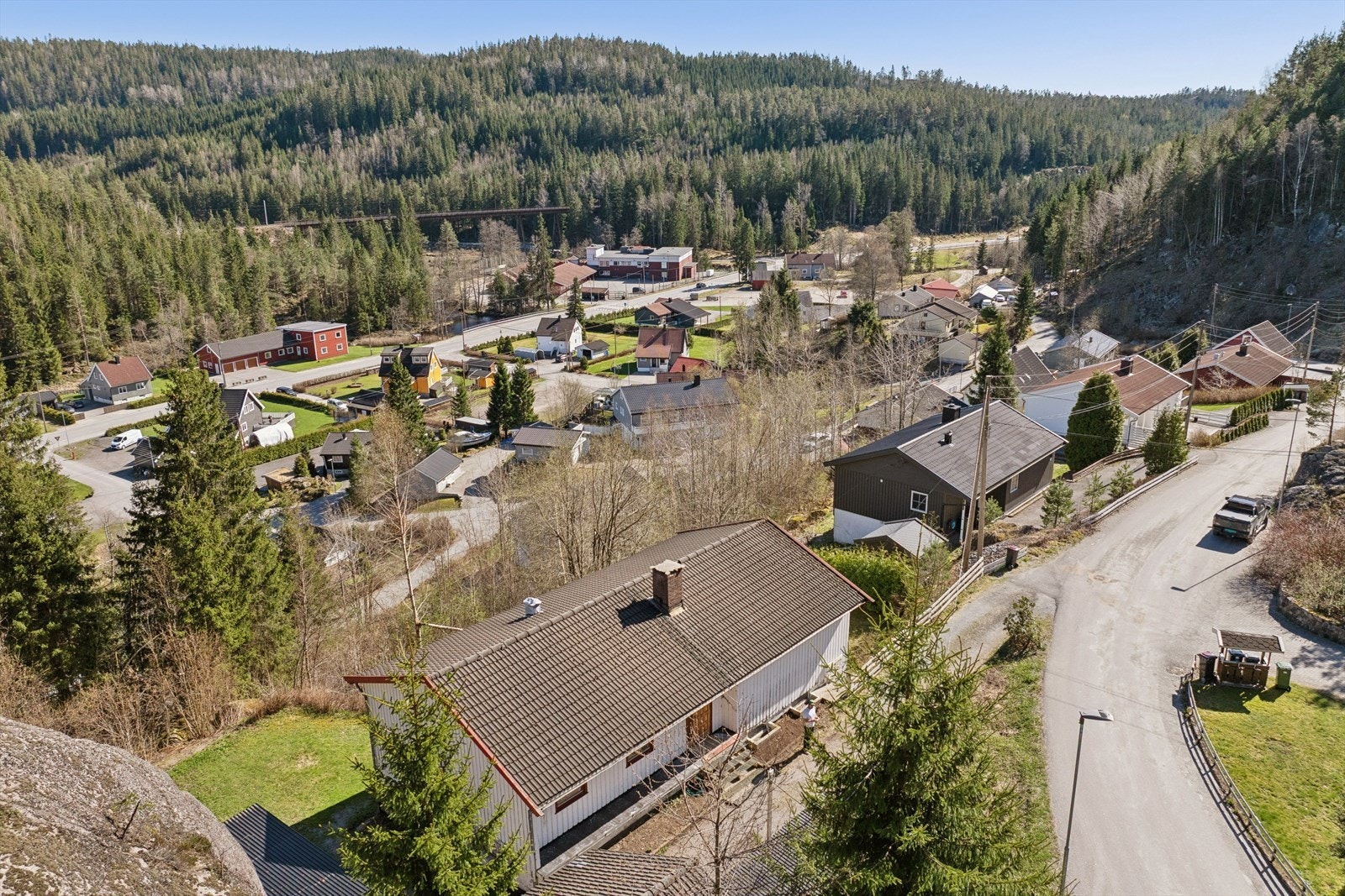 Eiendommen ligger i et etablert boligområde med kort vei til rekreasjonsområder som Samkom og Kvernhusdalen. Galleribilde