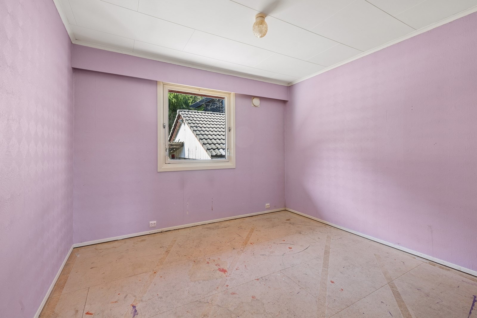 Soverom med vindu mot hagen. Galleribilde