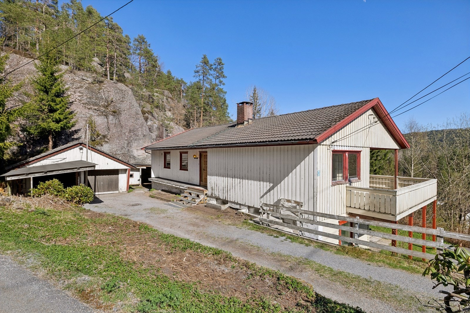 Enebolig fra 1973 med separat del i underetasjen og stort potensial for den som vil skape sitt eget hjem. Galleribilde