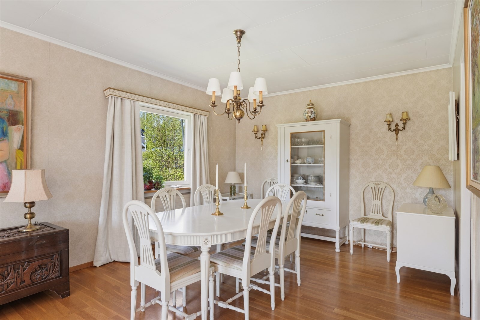 Spisestuen har god plass til langbord for større selskaper. Galleribilde