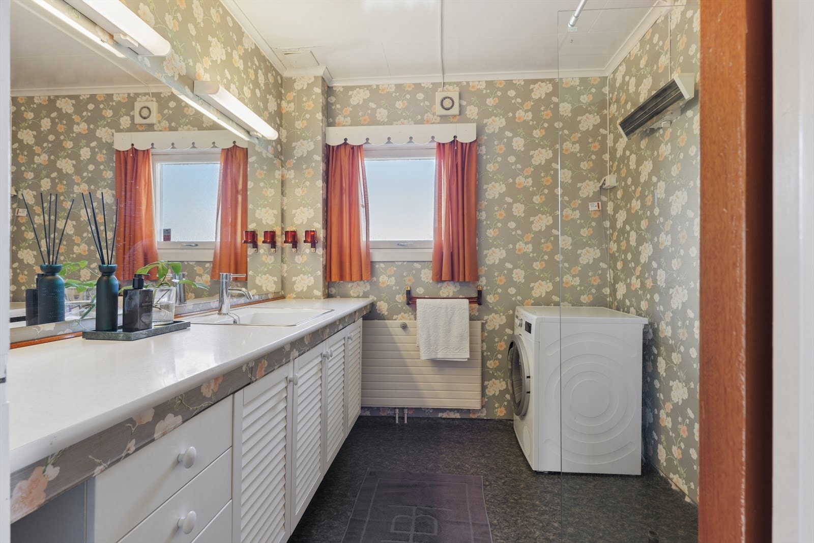 Badet i hovedetasjen er kombinert vaskerom, med opplegg for vaskemaskin. Galleribilde