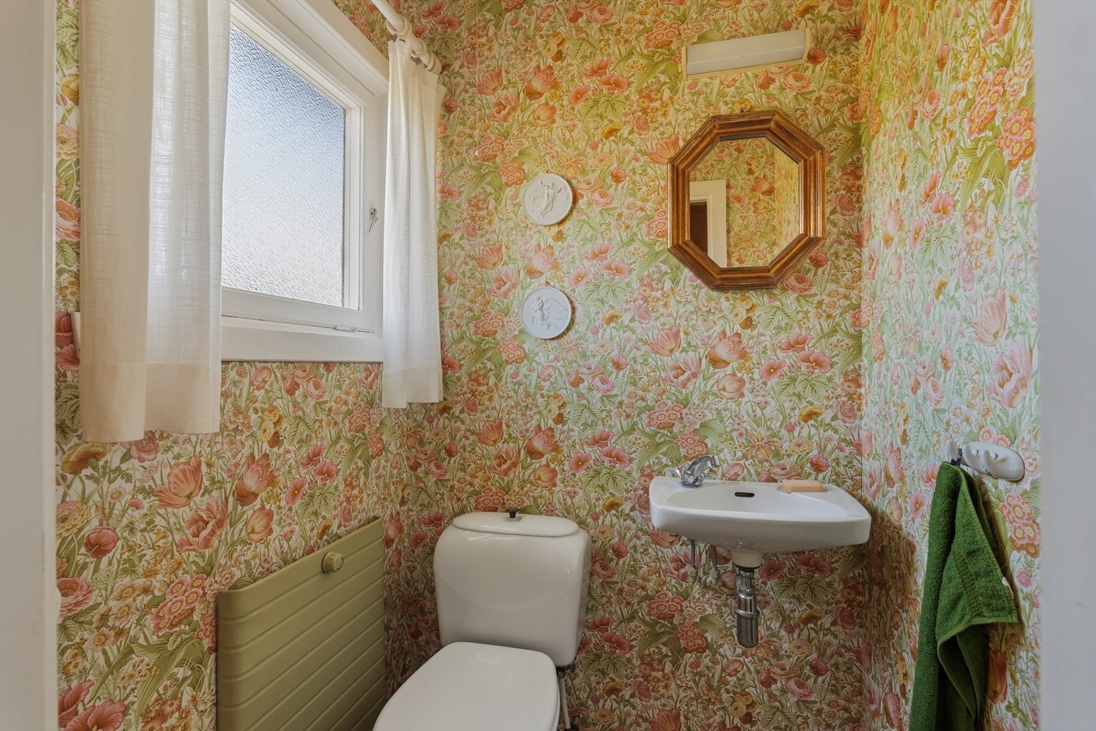 I tillegg til badet har etasjen et separat toalettrom med håndvask. Galleribilde