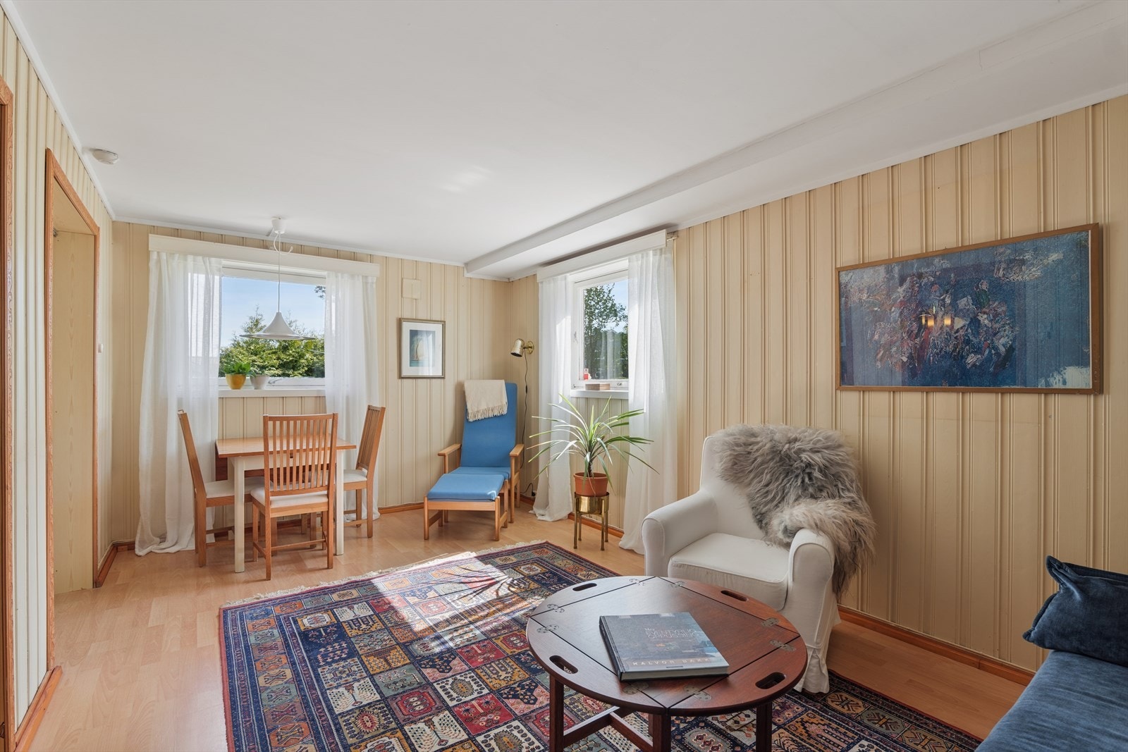 Den godkjente hybelleiligheten har en lys stue med plass til både sittegruppe og spisebord. Galleribilde