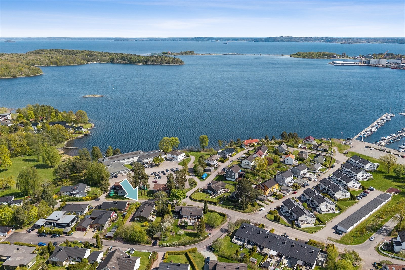 Eiendommen ligger i et etablert og rolig boligområde med nærhet til sjøen og flotte turområder. Galleribilde