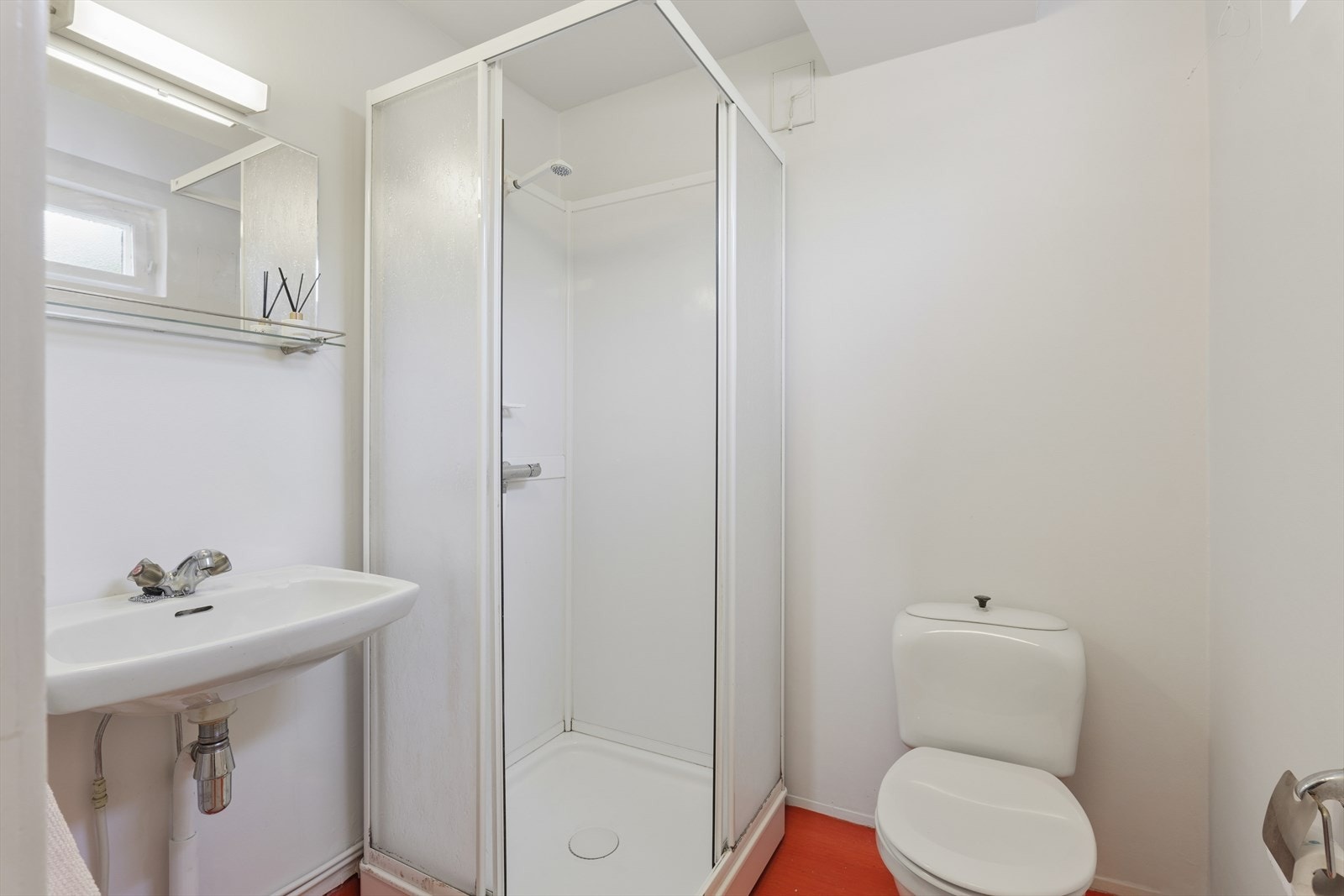 Badet i u.etg/kjeller er utstyrt med servant, toalett og dusjkabinett. Badet har et renoveringsbehov. Varmekablene på badet fungerer ikke. Galleribilde