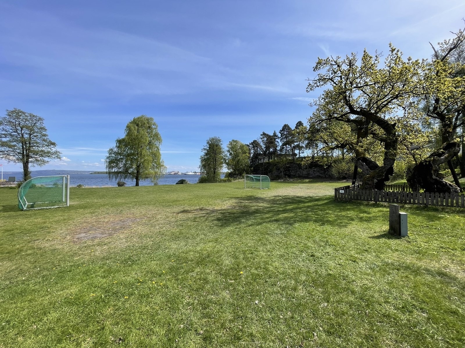 Foto tatt av selger av nærområde med Tordenskioldeika til høyre Galleribilde