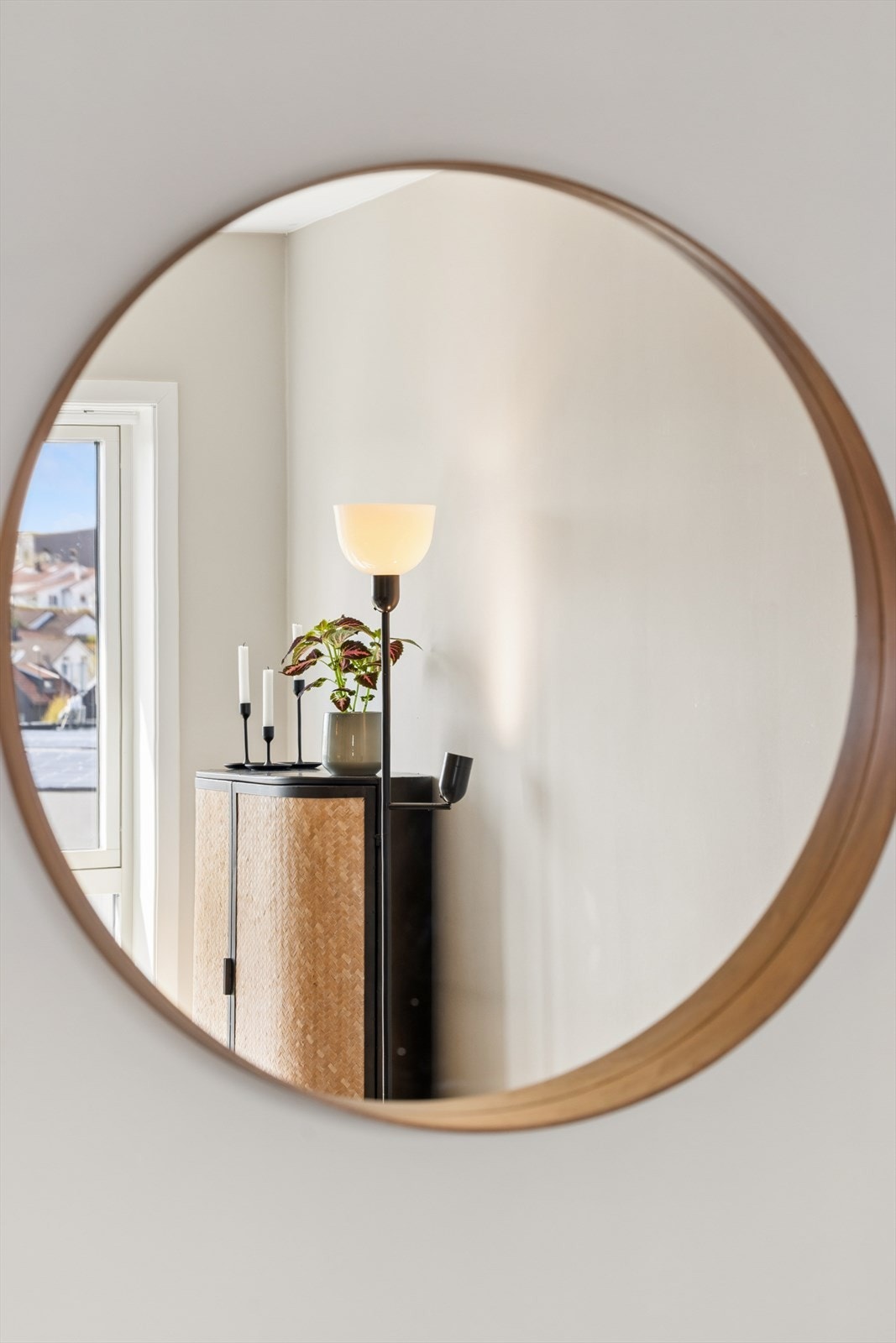 Gjennomgående materialvalg og detaljer skaper en rød tråd i boligen. Galleribilde