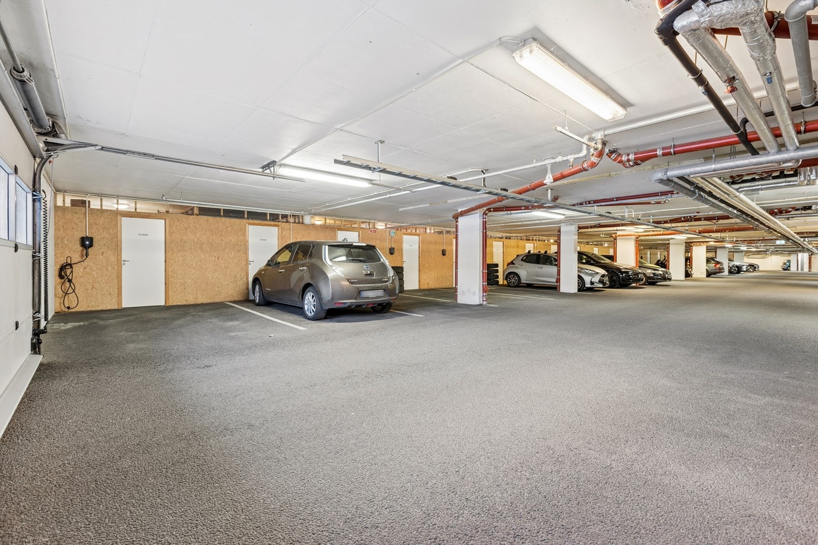 Det medfølger en fast parkeringsplass med elbillader i lukket garasjeanlegg. Galleribilde