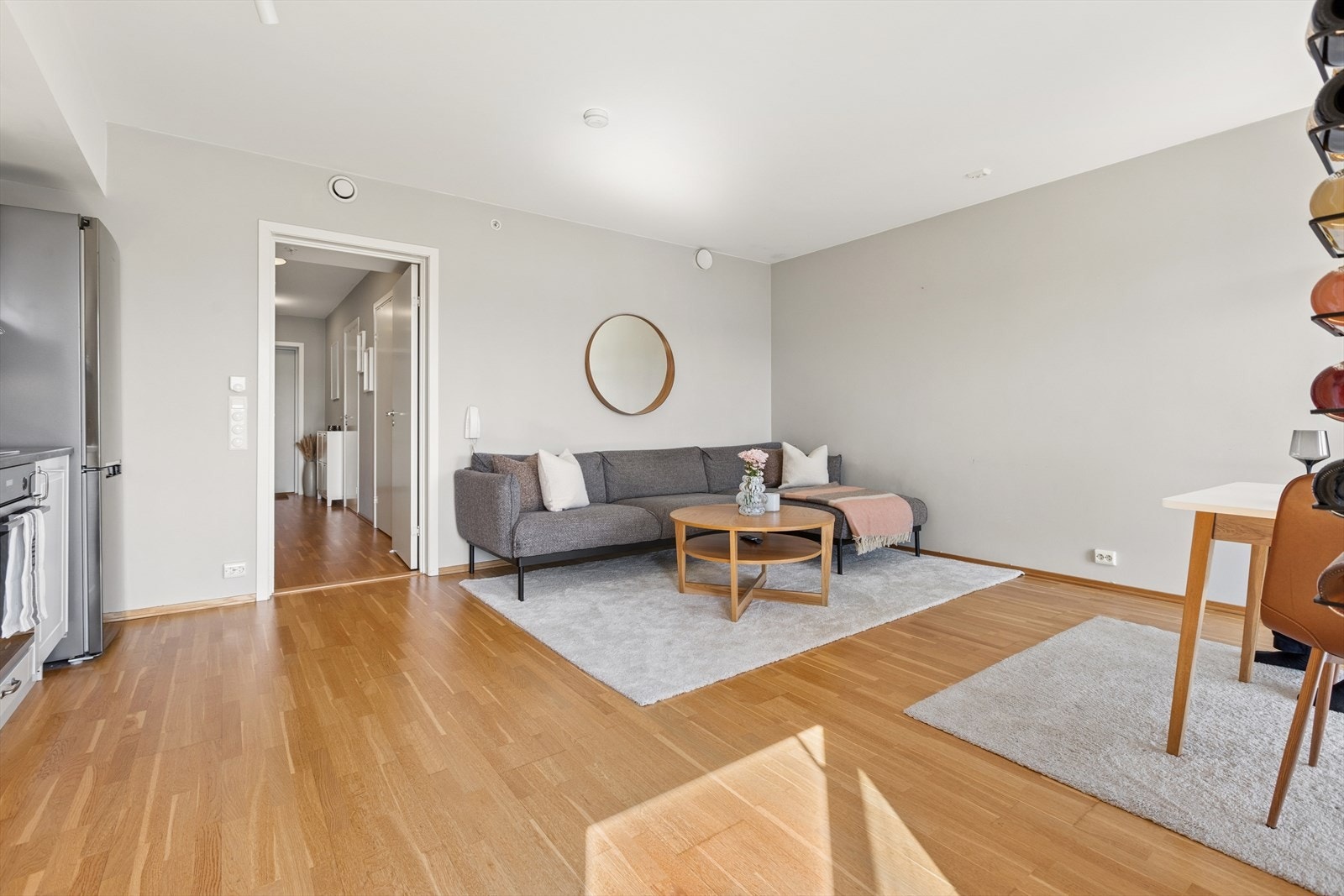 Stuen har god plass til en romslig sofagruppe og annet møblement. Galleribilde