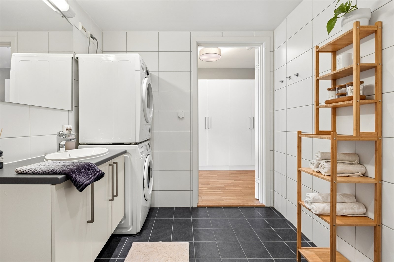 Badet er praktisk innredet med opplegg for vaskesøyle. Galleribilde