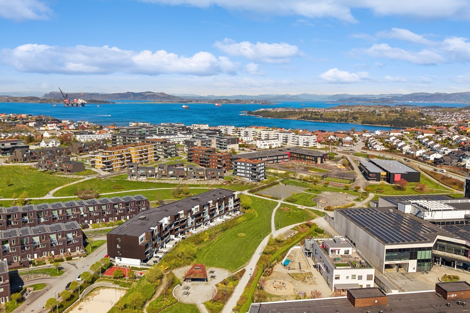 Fra Tasta er det kort vei til både sentrum, turområder og sjøen. Galleribilde