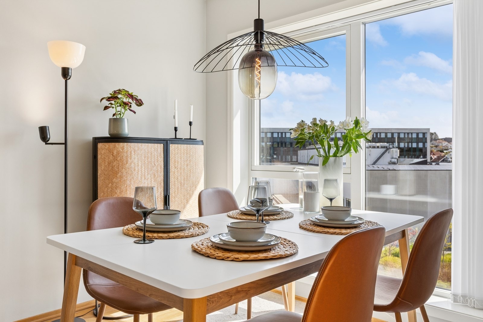 Store vindusflater gir rikelig med naturlig lys til spiseplassen. Galleribilde