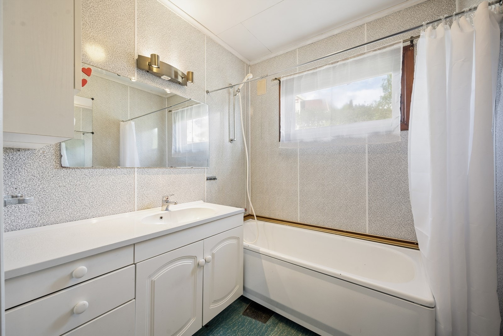 Romslig hovedbad. Badet er fra byggeåret og har behov for renovering. Galleribilde