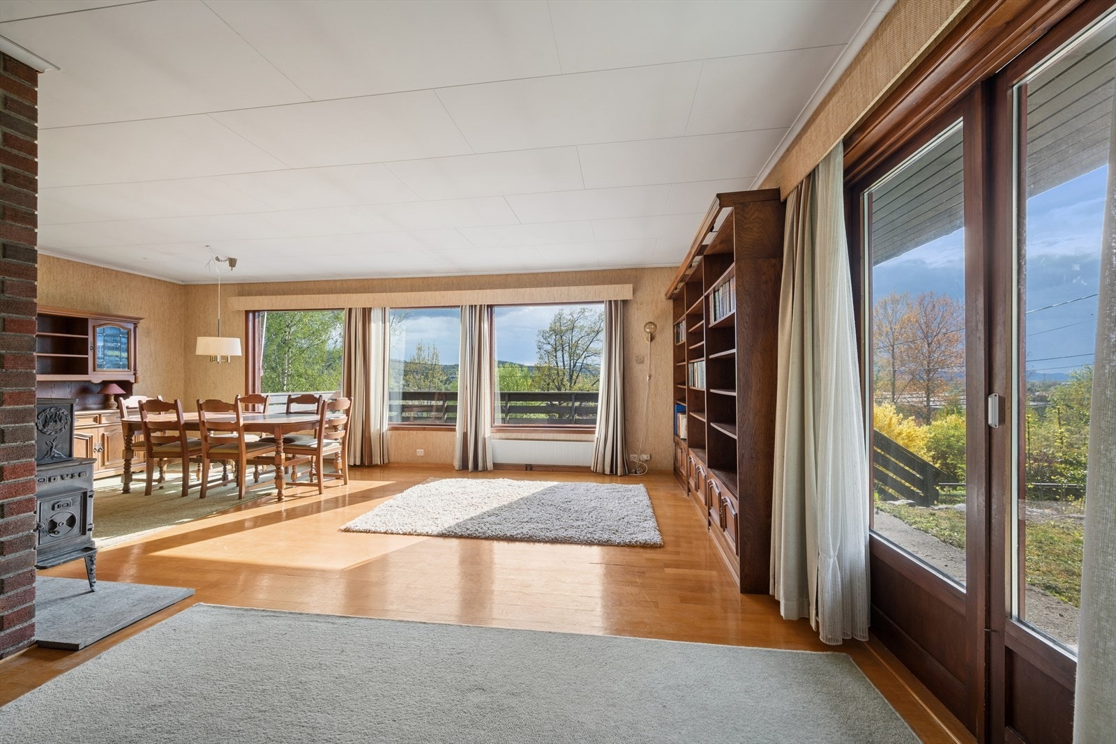 Store vindusflater som sørger for rikelig med naturlig lys! Galleribilde