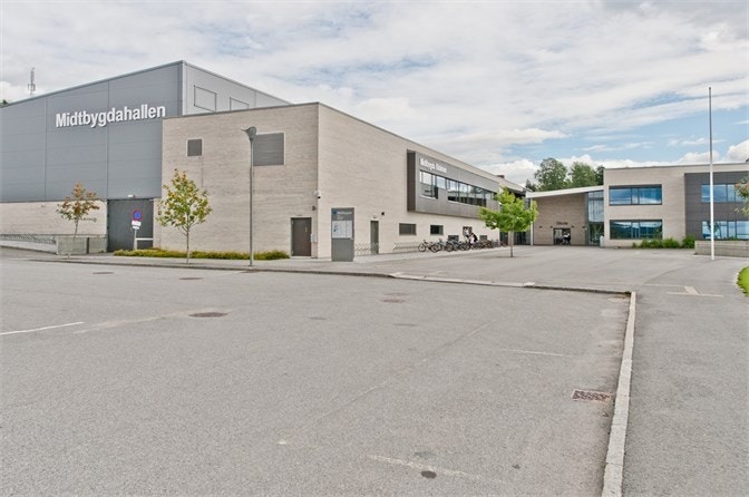 Midtbygda skole ligger i tvers over gaten for boligen. Galleribilde