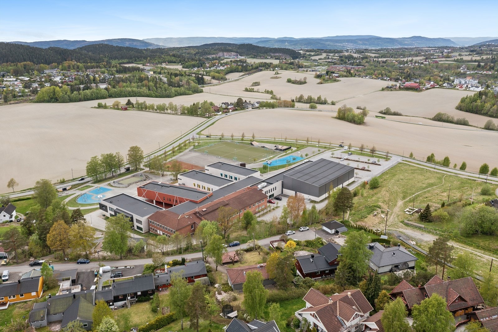 Midtbygda skole ligger tvers over gaten. Galleribilde