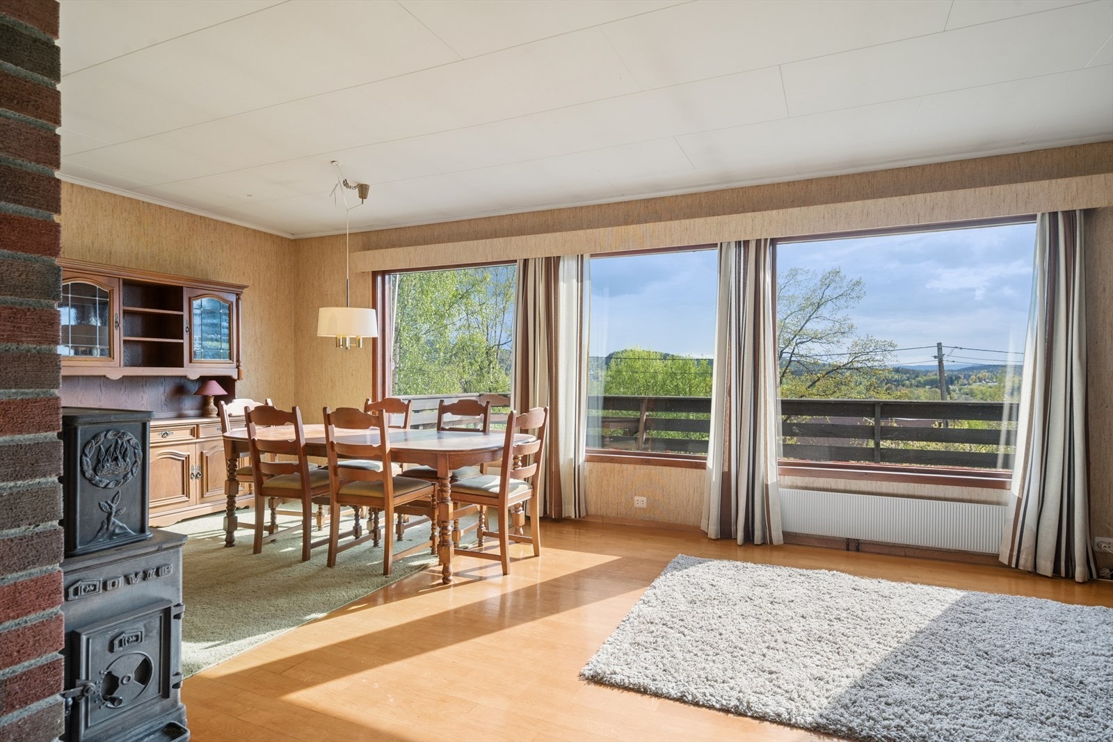 I stuen er det også plass til en spisegruppe. Galleribilde