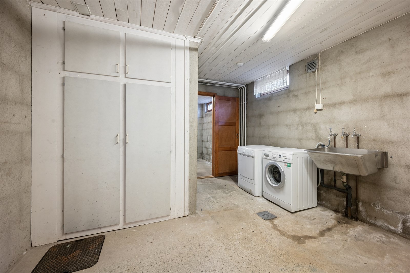 Meget romslig vaskerom med praktisk garderobe. Galleribilde