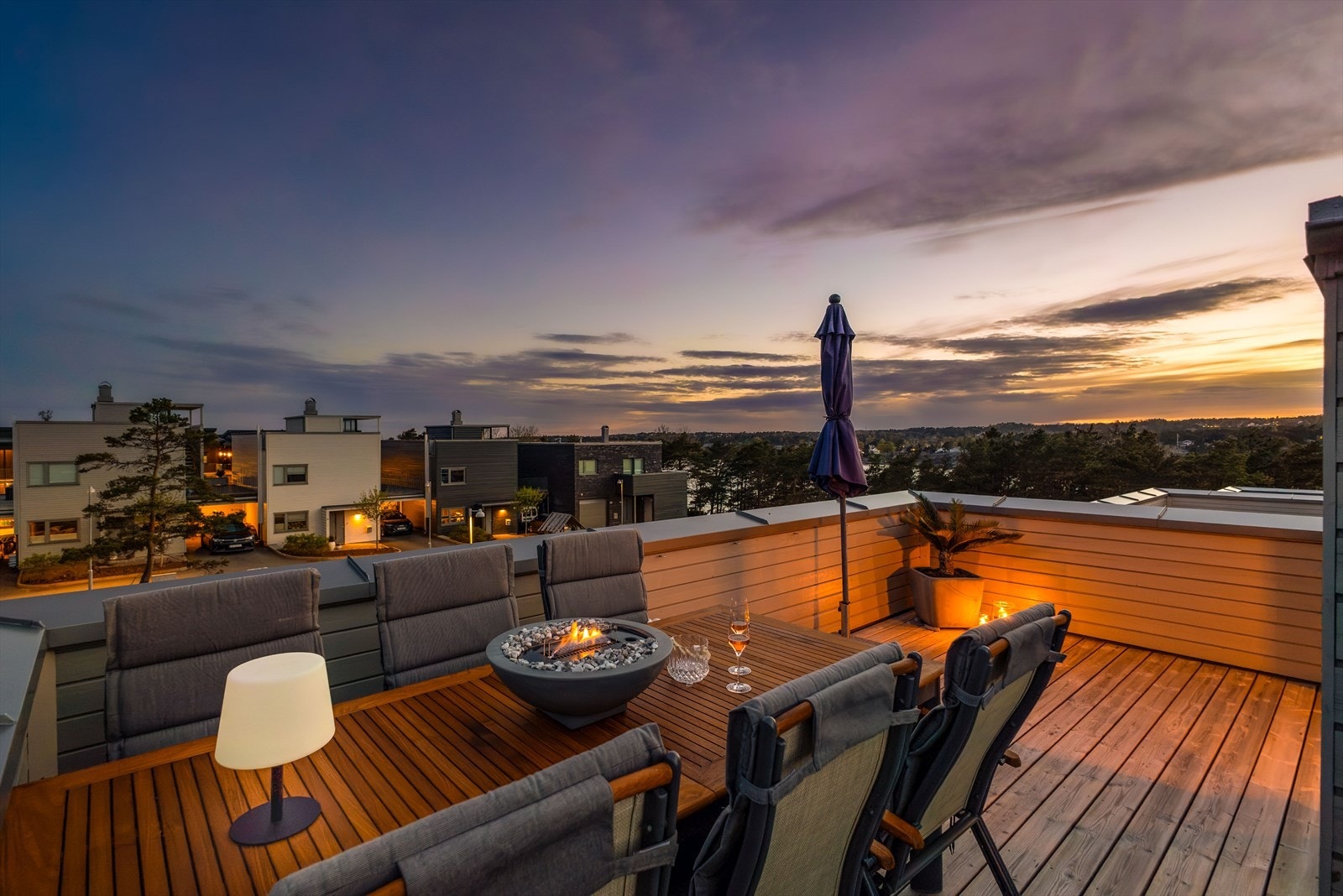 Takterrassen er en av boligens fremste kvaliteter, med en fantastisk utsikt over Måkekollen og landskapet rundt. Galleribilde